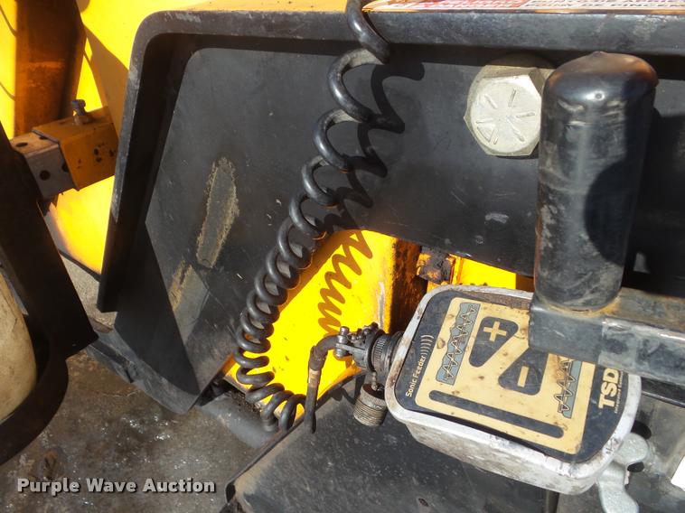 image for item DA7529 Lee Boy L8515R paver