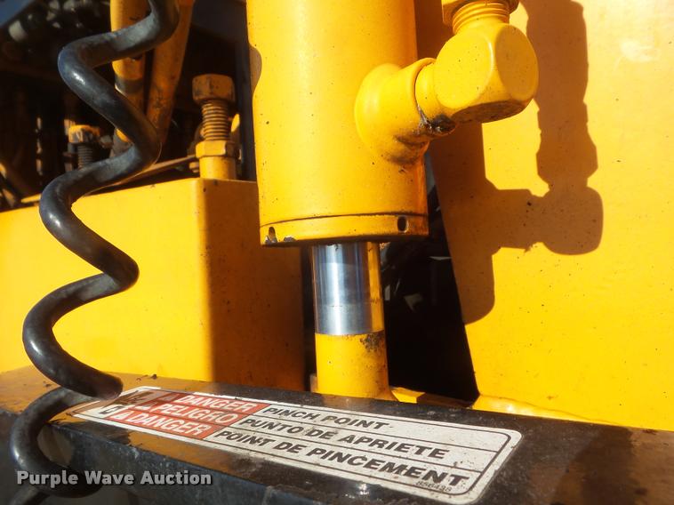 image for item DA7529 Lee Boy L8515R paver