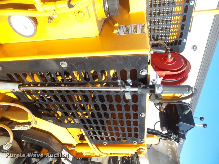 image for item DA7529 Lee Boy L8515R paver