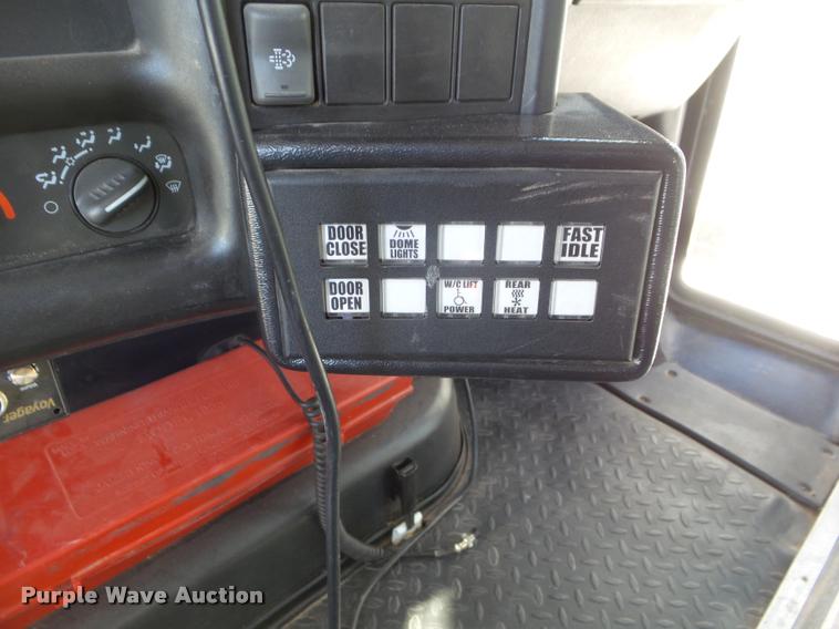 image for item DA7532 2008 Chevrolet C5500 shuttle bus