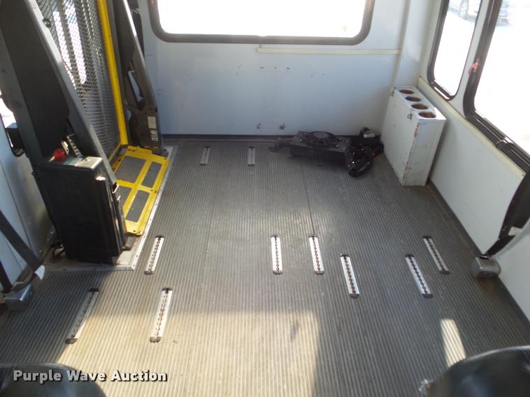 image for item DA7532 2008 Chevrolet C5500 shuttle bus