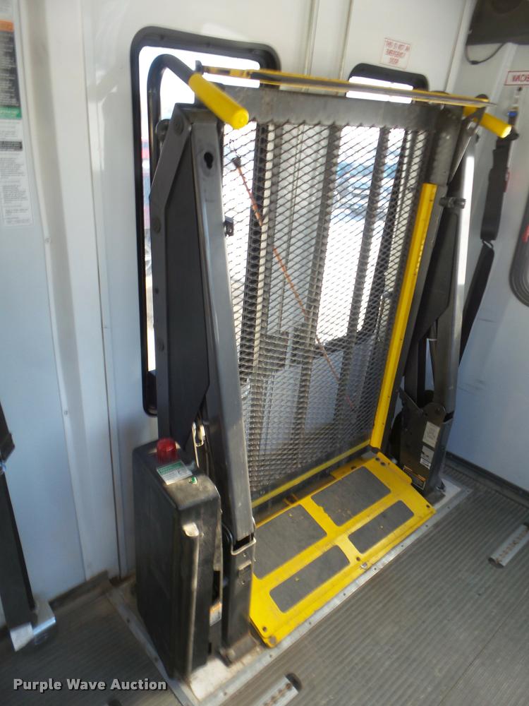 image for item DA7532 2008 Chevrolet C5500 shuttle bus