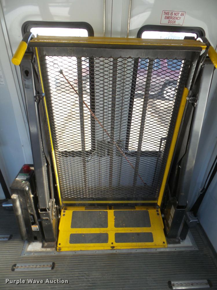 image for item DA7532 2008 Chevrolet C5500 shuttle bus