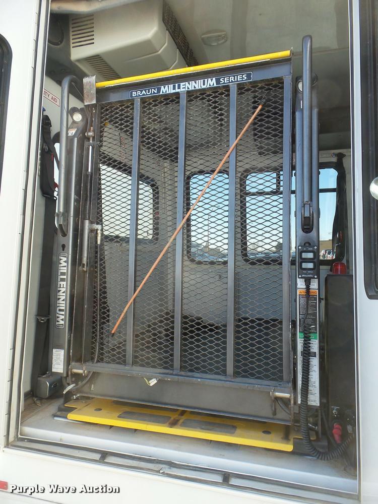 image for item DA7532 2008 Chevrolet C5500 shuttle bus