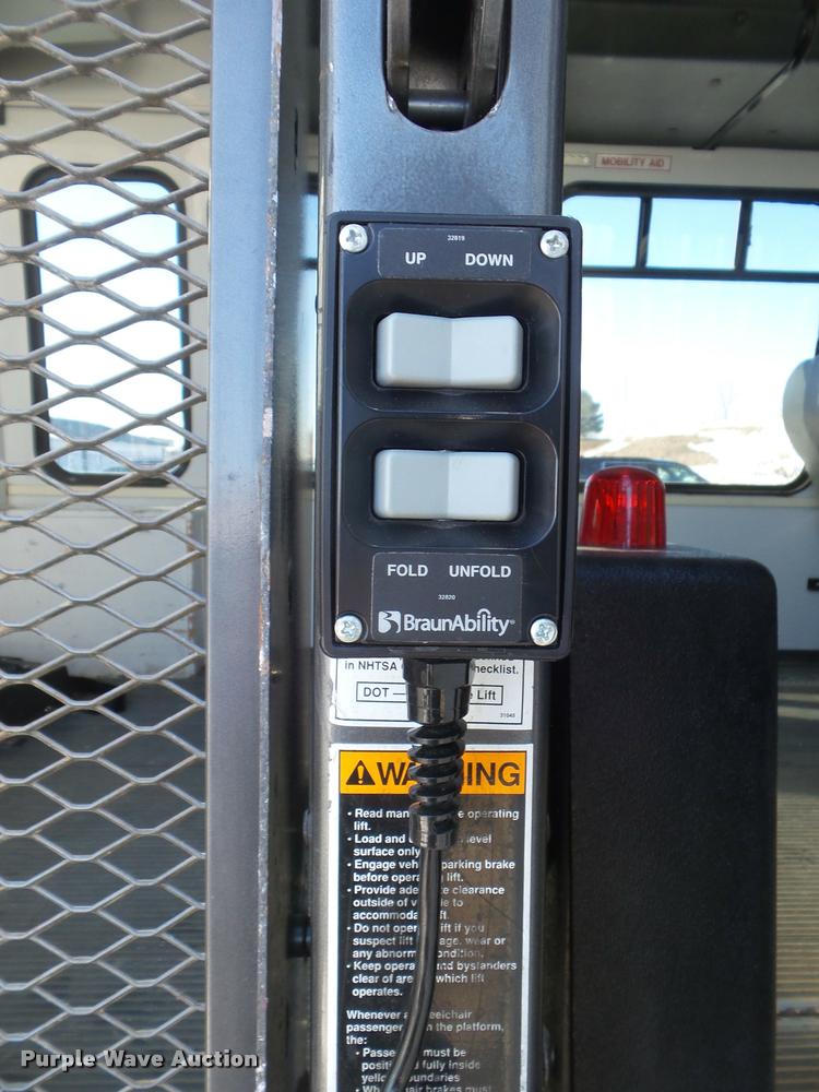 image for item DA7532 2008 Chevrolet C5500 shuttle bus