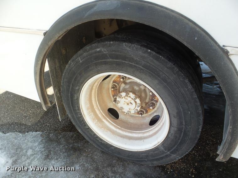 image for item DA7532 2008 Chevrolet C5500 shuttle bus