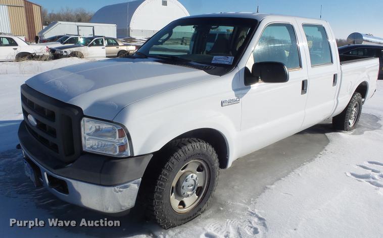image for item DA7533 2005 Ford F250 Super Duty Crew Cab pickup truck