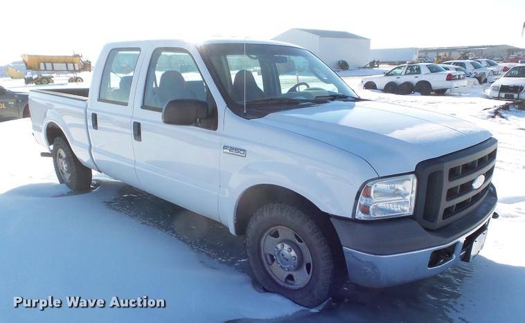 image for item DA7533 2005 Ford F250 Super Duty Crew Cab pickup truck