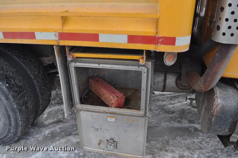 image for item L5155 1995 International 4700 dump truck