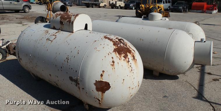 image for item AT9560 (4) propane tanks