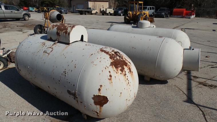 image for item AT9560 (4) propane tanks