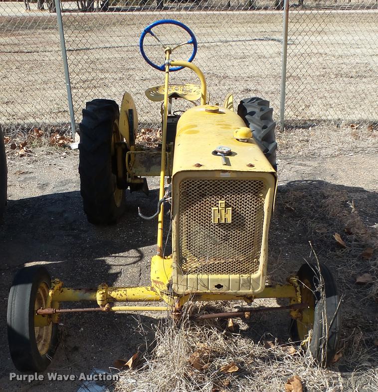 image for item AT9568 International tractor