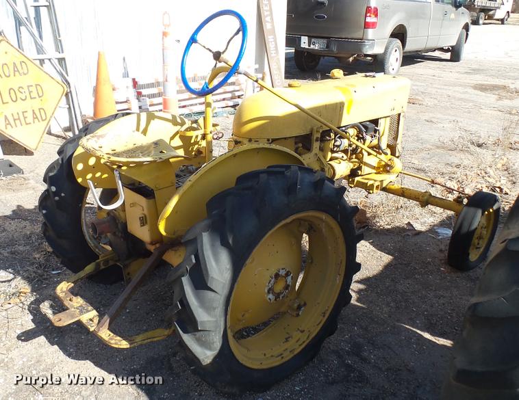 image for item AT9568 International tractor