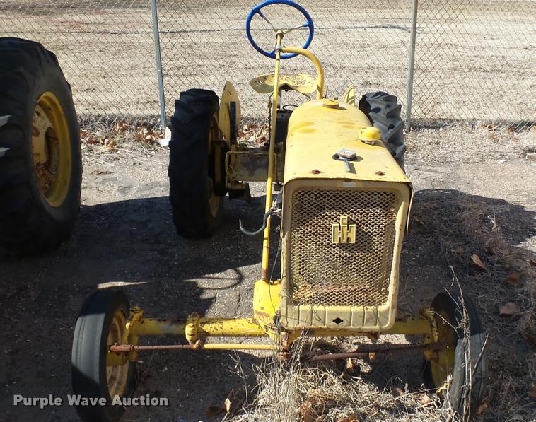 image for item AT9568 International tractor