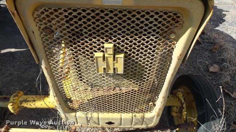 image for item AT9568 International tractor