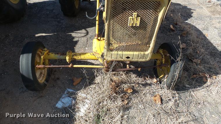 image for item AT9568 International tractor