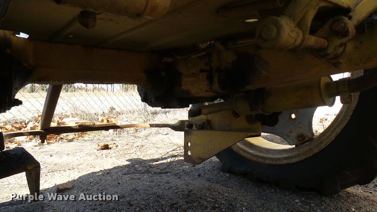 image for item AT9568 International tractor