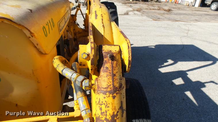 image for item AT9569 John Deere 301A tractor