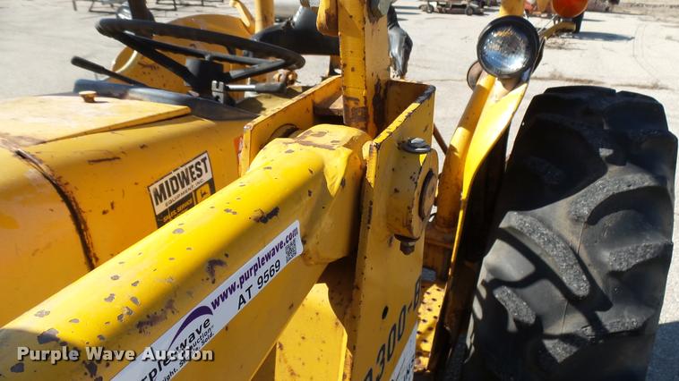 image for item AT9569 John Deere 301A tractor