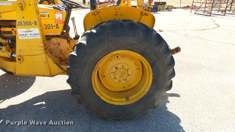 image for item AT9569 John Deere 301A tractor