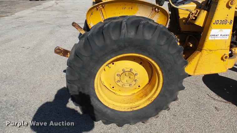 image for item AT9569 John Deere 301A tractor