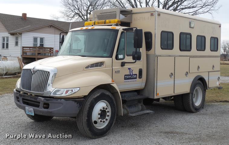 image for item BI9172 2005 International DuraStar 4300 personnel transport truck