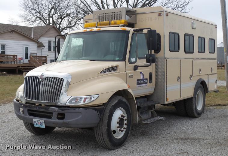 image for item BI9172 2005 International DuraStar 4300 personnel transport truck