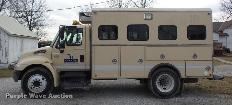 image for item BI9172 2005 International DuraStar 4300 personnel transport truck
