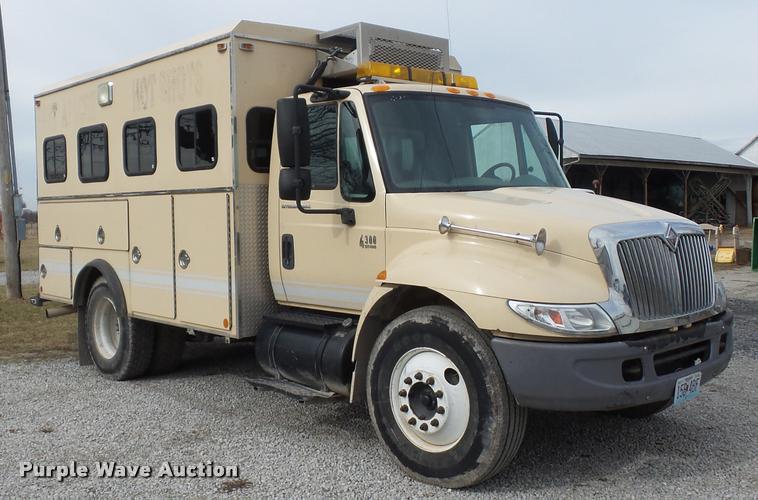 image for item BI9172 2005 International DuraStar 4300 personnel transport truck