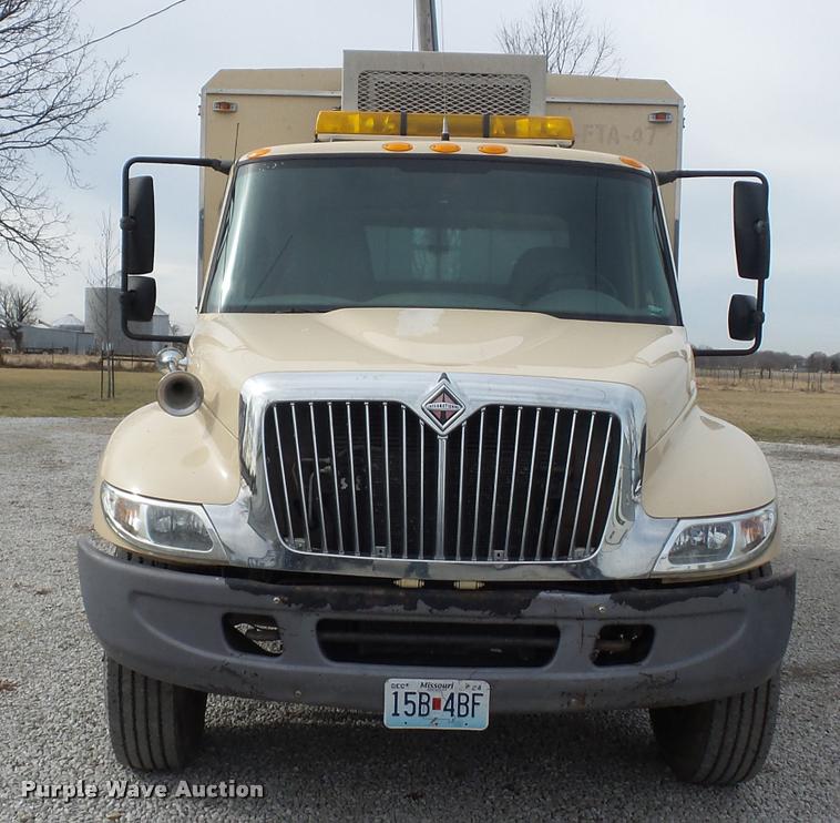 image for item BI9172 2005 International DuraStar 4300 personnel transport truck