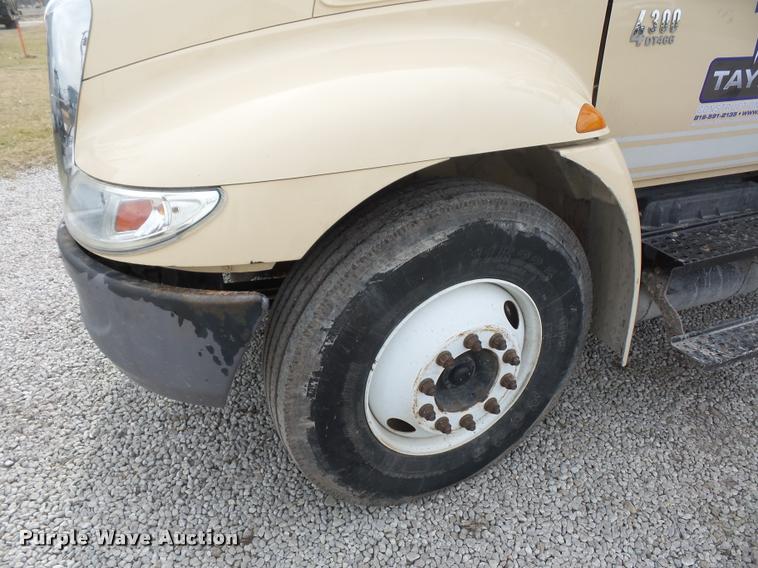 image for item BI9172 2005 International DuraStar 4300 personnel transport truck