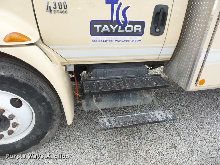 image for item BI9172 2005 International DuraStar 4300 personnel transport truck