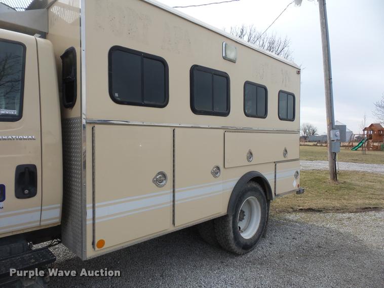 image for item BI9172 2005 International DuraStar 4300 personnel transport truck