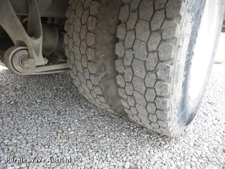 image for item BI9172 2005 International DuraStar 4300 personnel transport truck