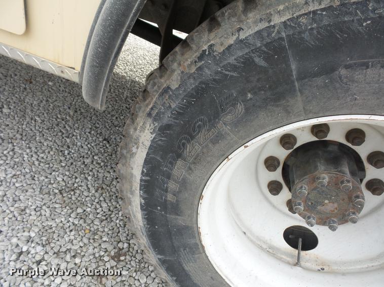 image for item BI9172 2005 International DuraStar 4300 personnel transport truck