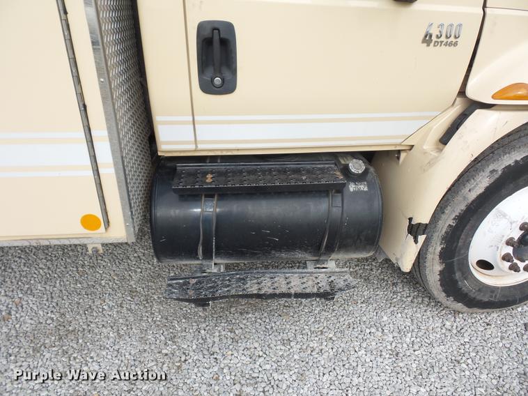 image for item BI9172 2005 International DuraStar 4300 personnel transport truck