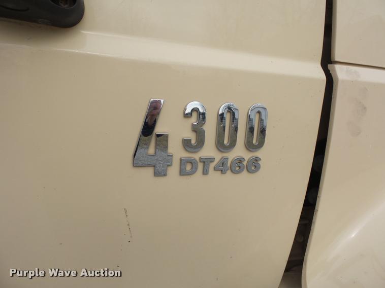 image for item BI9172 2005 International DuraStar 4300 personnel transport truck