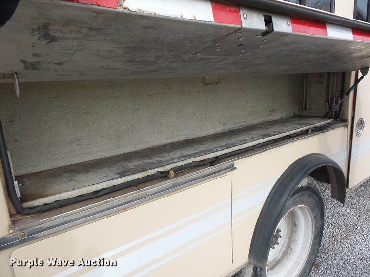 image for item BI9172 2005 International DuraStar 4300 personnel transport truck