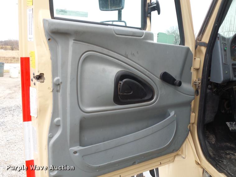 image for item BI9172 2005 International DuraStar 4300 personnel transport truck