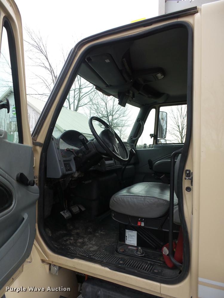 image for item BI9172 2005 International DuraStar 4300 personnel transport truck