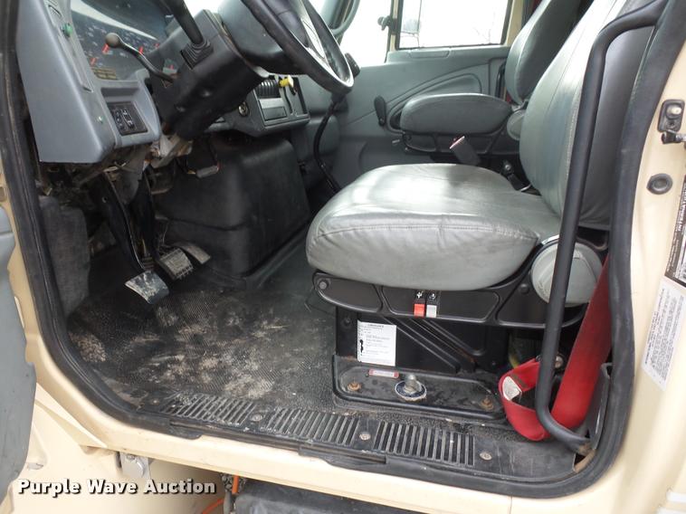 image for item BI9172 2005 International DuraStar 4300 personnel transport truck