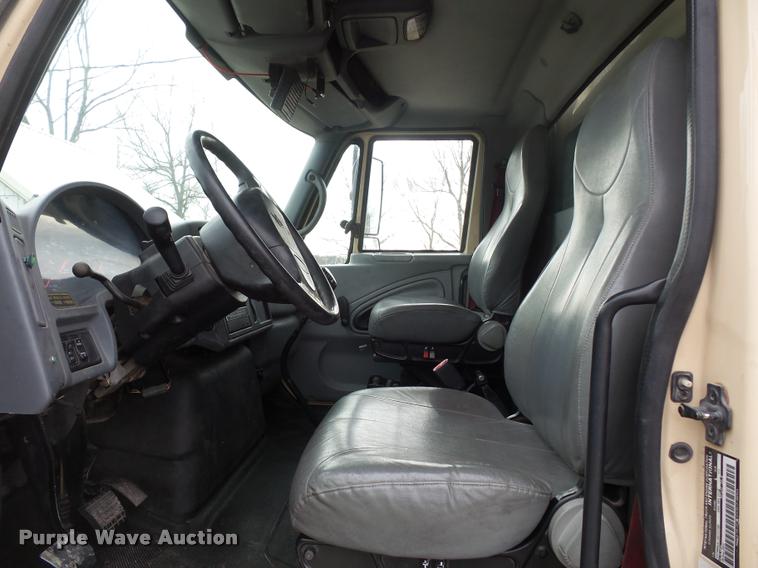 image for item BI9172 2005 International DuraStar 4300 personnel transport truck