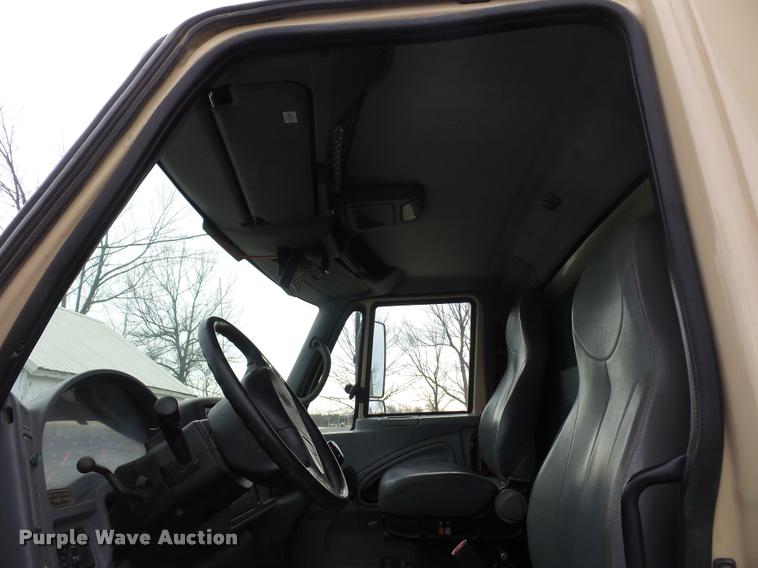 image for item BI9172 2005 International DuraStar 4300 personnel transport truck