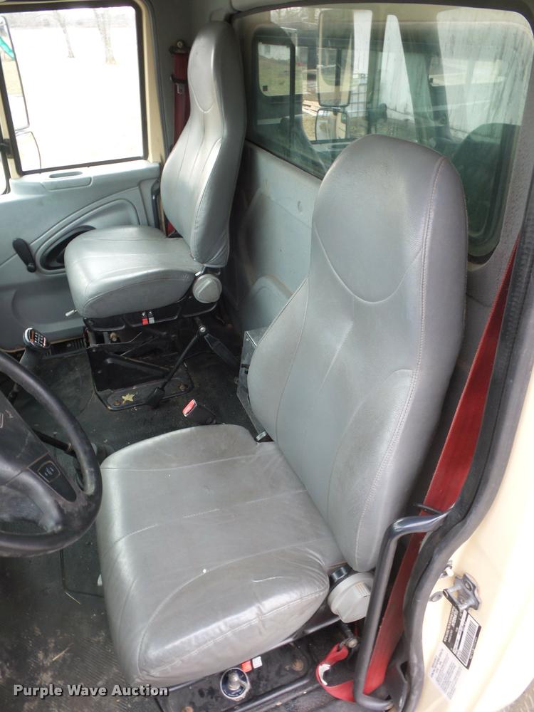 image for item BI9172 2005 International DuraStar 4300 personnel transport truck