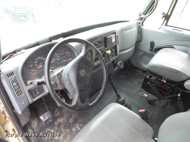 image for item BI9172 2005 International DuraStar 4300 personnel transport truck