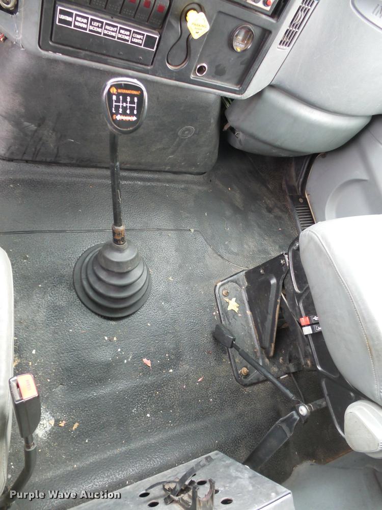 image for item BI9172 2005 International DuraStar 4300 personnel transport truck