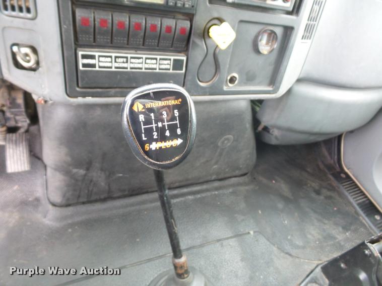 image for item BI9172 2005 International DuraStar 4300 personnel transport truck