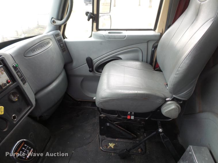 image for item BI9172 2005 International DuraStar 4300 personnel transport truck