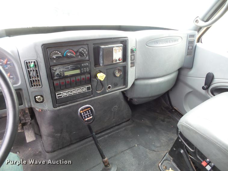 image for item BI9172 2005 International DuraStar 4300 personnel transport truck