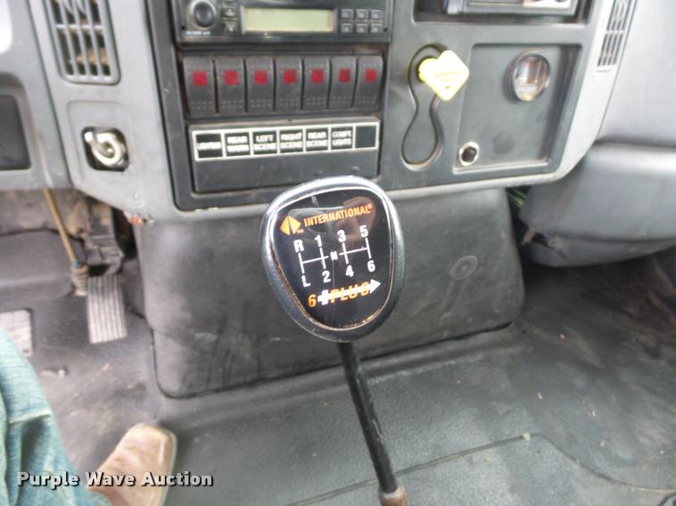 image for item BI9172 2005 International DuraStar 4300 personnel transport truck